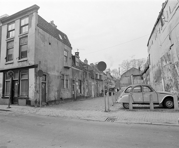 855664 Gezicht op de voorgevels van de krotwoningen in de Zilverstraat te Utrecht, vanaf de Springweg.
